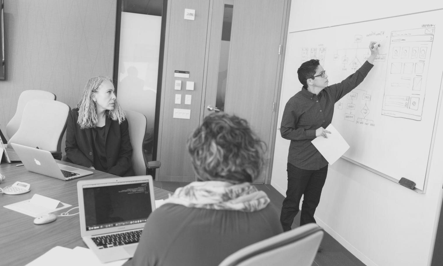 Grupo de futuros coaches practicando técnicas de facilitación