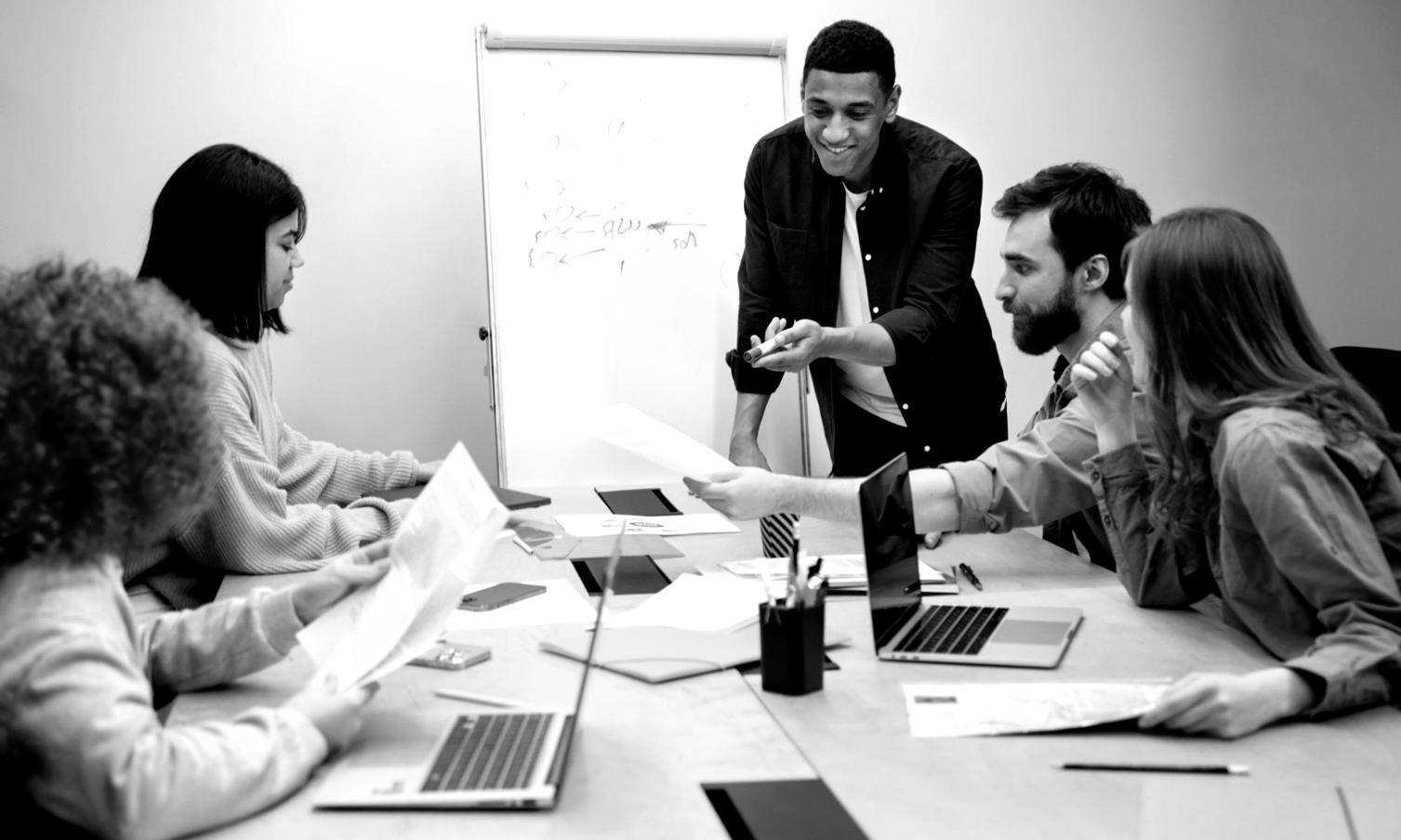 Estudiante aplicando técnicas de concentración en formación online